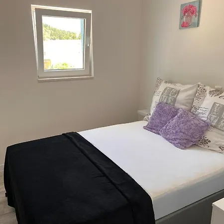 Apartman Lena *